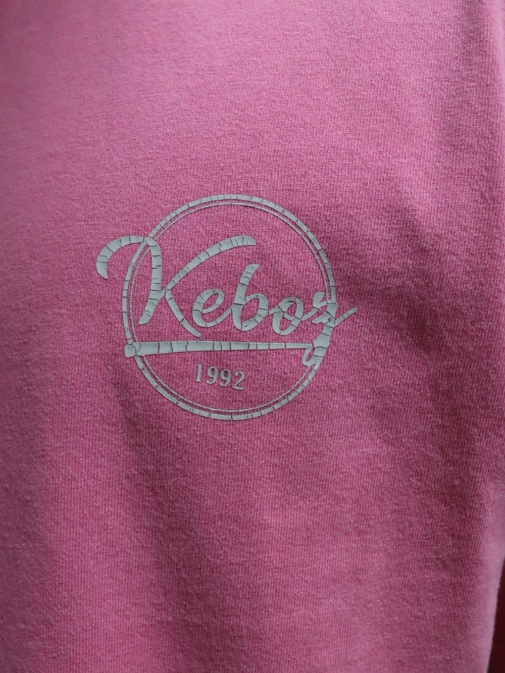 ピンク系のTシャツ/カットソー、ホワイト系のTシャツ/カットソー、ホワイト系のその他パンツを着用したメンズの春コーディネートの7枚目の写真