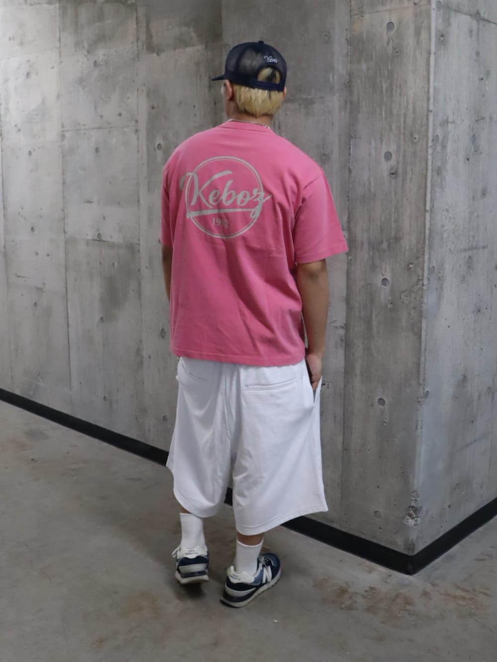 ピンク系のTシャツ/カットソー、ホワイト系のTシャツ/カットソー、ホワイト系のその他パンツを着用したメンズの春コーディネートの5枚目の写真