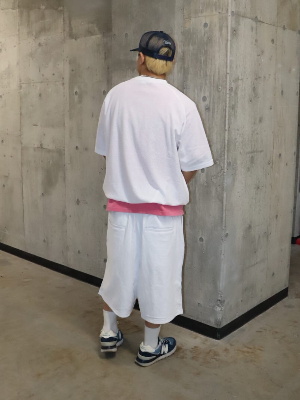 ピンク系のTシャツ/カットソー、ホワイト系のTシャツ/カットソー、ホワイト系のその他パンツを着用したメンズの春コーディネートの3枚目の写真