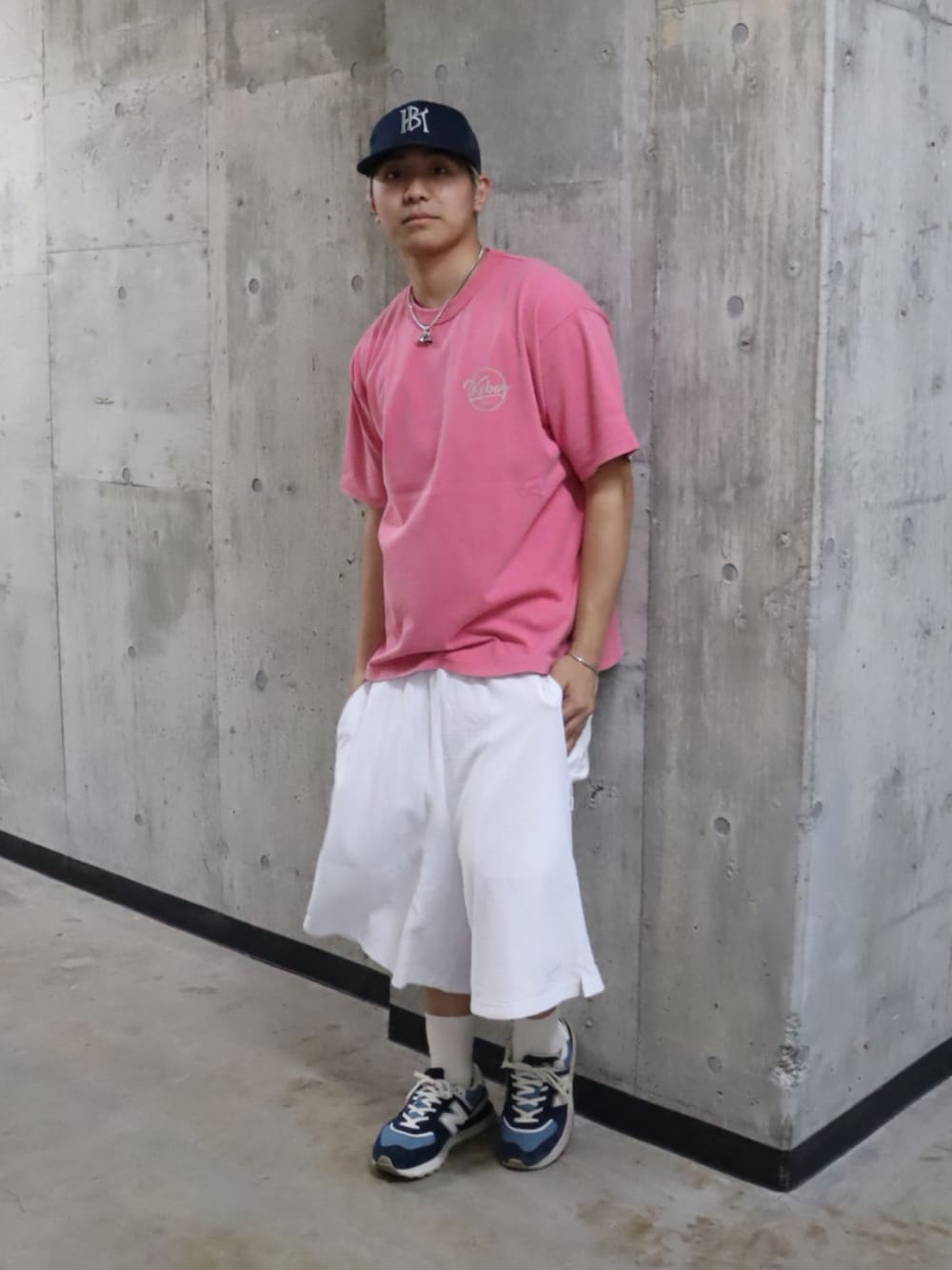 ピンク系のTシャツ/カットソー、ホワイト系のTシャツ/カットソー、ホワイト系のその他パンツを着用したメンズの春コーディネートの4枚目の写真