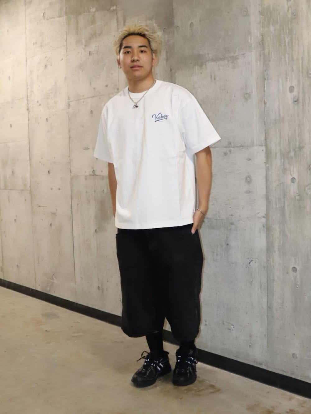 ホワイト系のTシャツ/カットソー、ブラック系のデニムパンツ、ブラック系のソックス/靴下を着用したメンズの春コーディネートの2枚目の写真