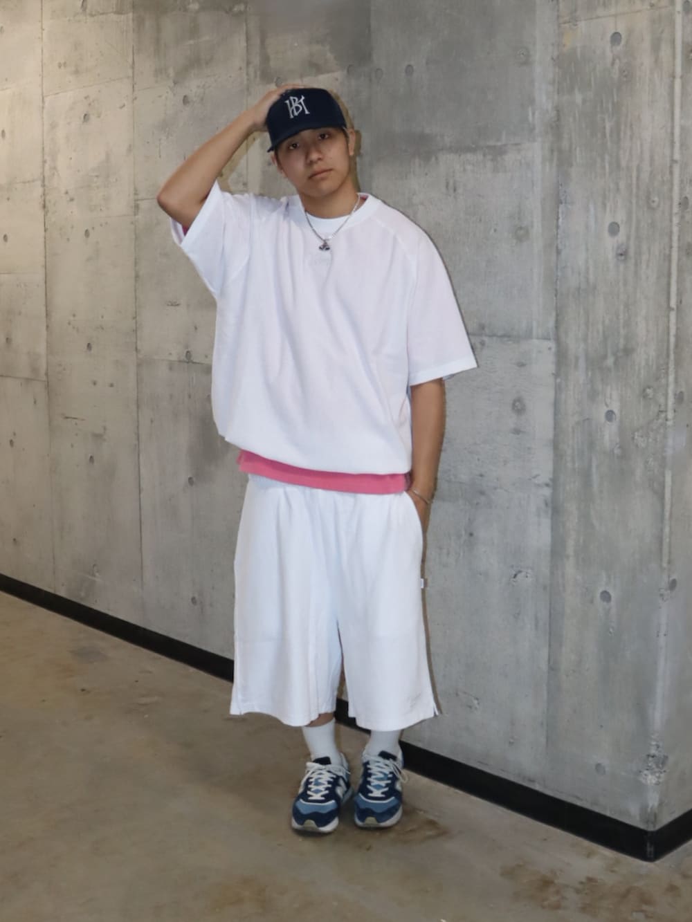ピンク系のTシャツ/カットソー、ホワイト系のTシャツ/カットソー、ホワイト系のその他パンツを着用したメンズの春コーディネートの2枚目の写真