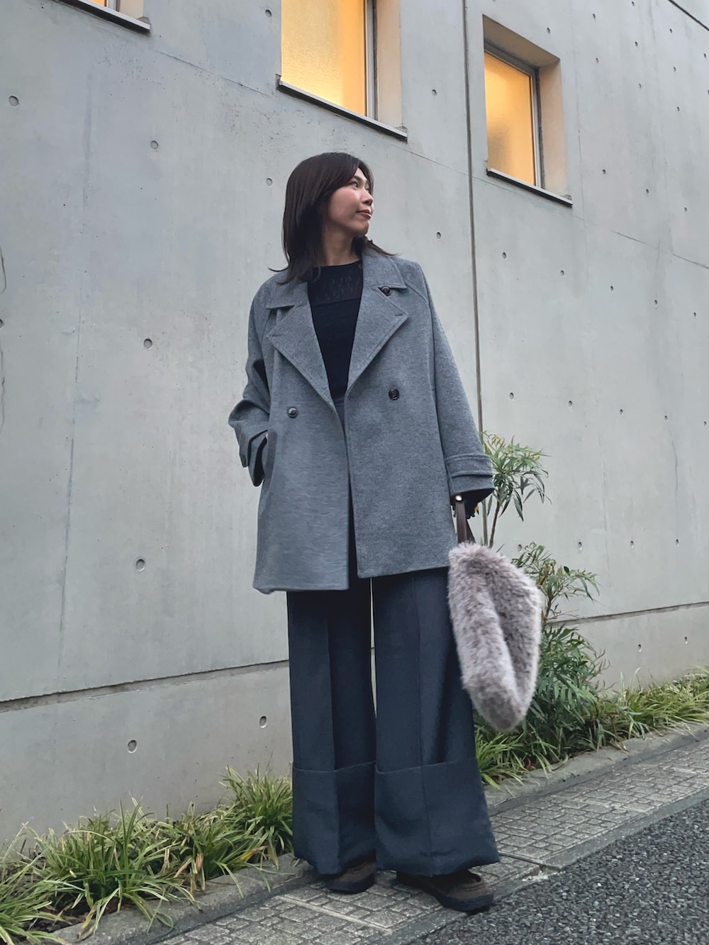 ブラック系のTシャツ/カットソー、グリーン系のスラックス、グレー系のその他アウターを着用したレディースの秋コーディネートの3枚目の写真