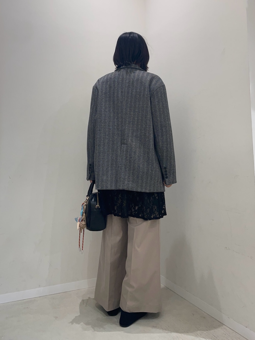 ブラック系のキャミソール、ベージュ系のその他パンツ、ブラック系のその他アウターを着用したレディースの秋コーディネートの3枚目の写真