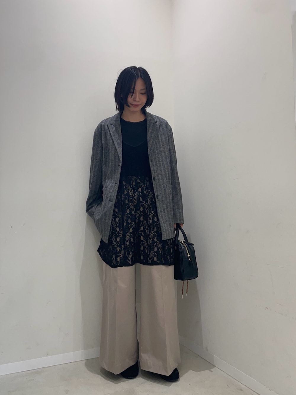 ブラック系のキャミソール、ベージュ系のその他パンツ、ブラック系のその他アウターを着用したレディースの秋コーディネートの4枚目の写真