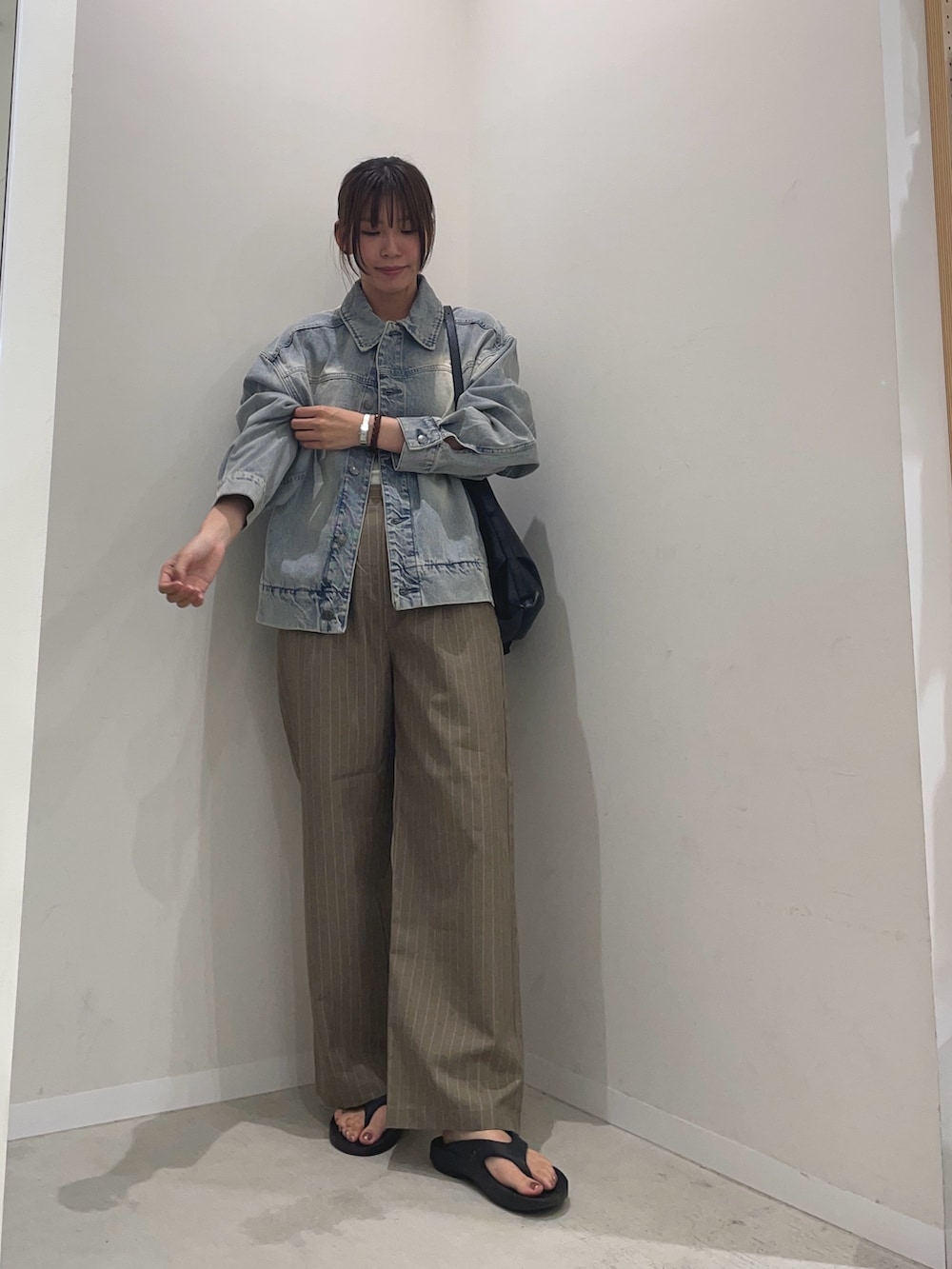「サンダル×秋アイテム、秋服準備はじめました、旬顔デニムコーデ」｜「SENSE OF PLACE by URBAN RESEARCHのツイストデニムブルゾン（デニムジャケット、ブルー系）」を使った、yuiさん（レディース・167cm）の夏コーディネートの2枚目の写真