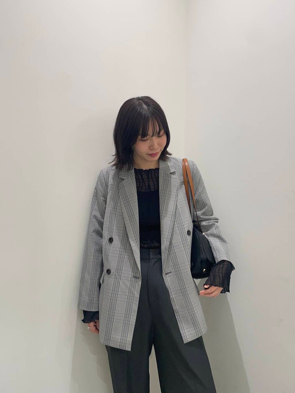 ブラック系のボストンバッグ、グレー系のその他パンツ、その他のその他アウターを着用したレディースの春コーディネートの3枚目の写真