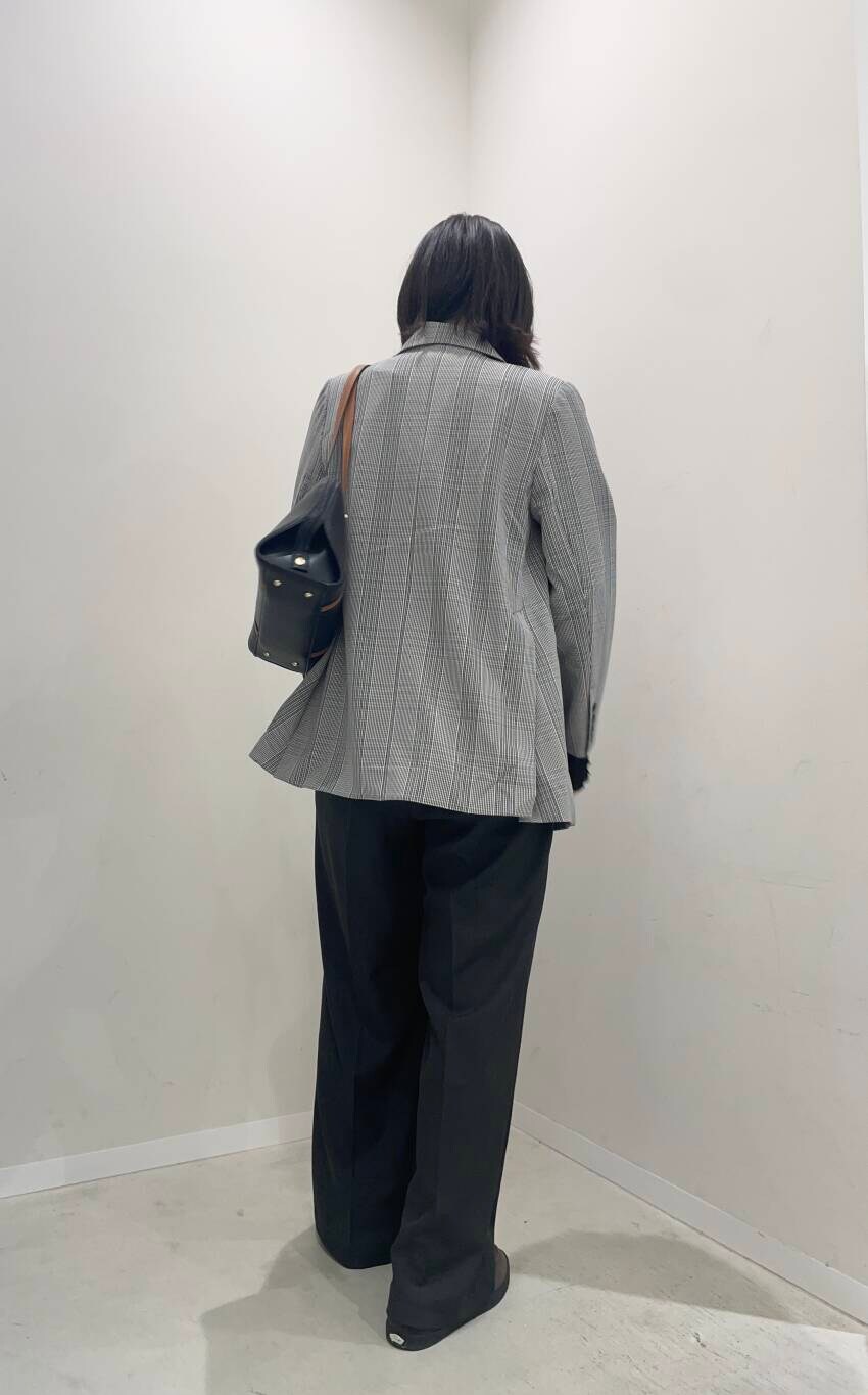 ブラック系のボストンバッグ、グレー系のその他パンツ、その他のその他アウターを着用したレディースの春コーディネートの2枚目の写真