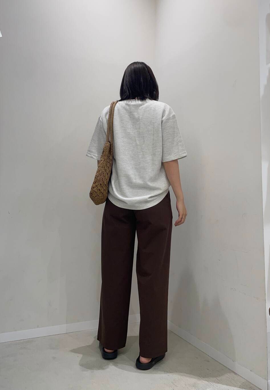 ベージュ系のトートバッグ、ブラック系のサンダル、ブラウン系のその他パンツを着用したレディースの夏コーディネートの2枚目の写真