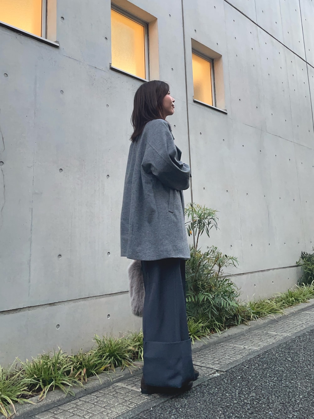 ブラック系のTシャツ/カットソー、グリーン系のスラックス、グレー系のその他アウターを着用したレディースの秋コーディネートの2枚目の写真