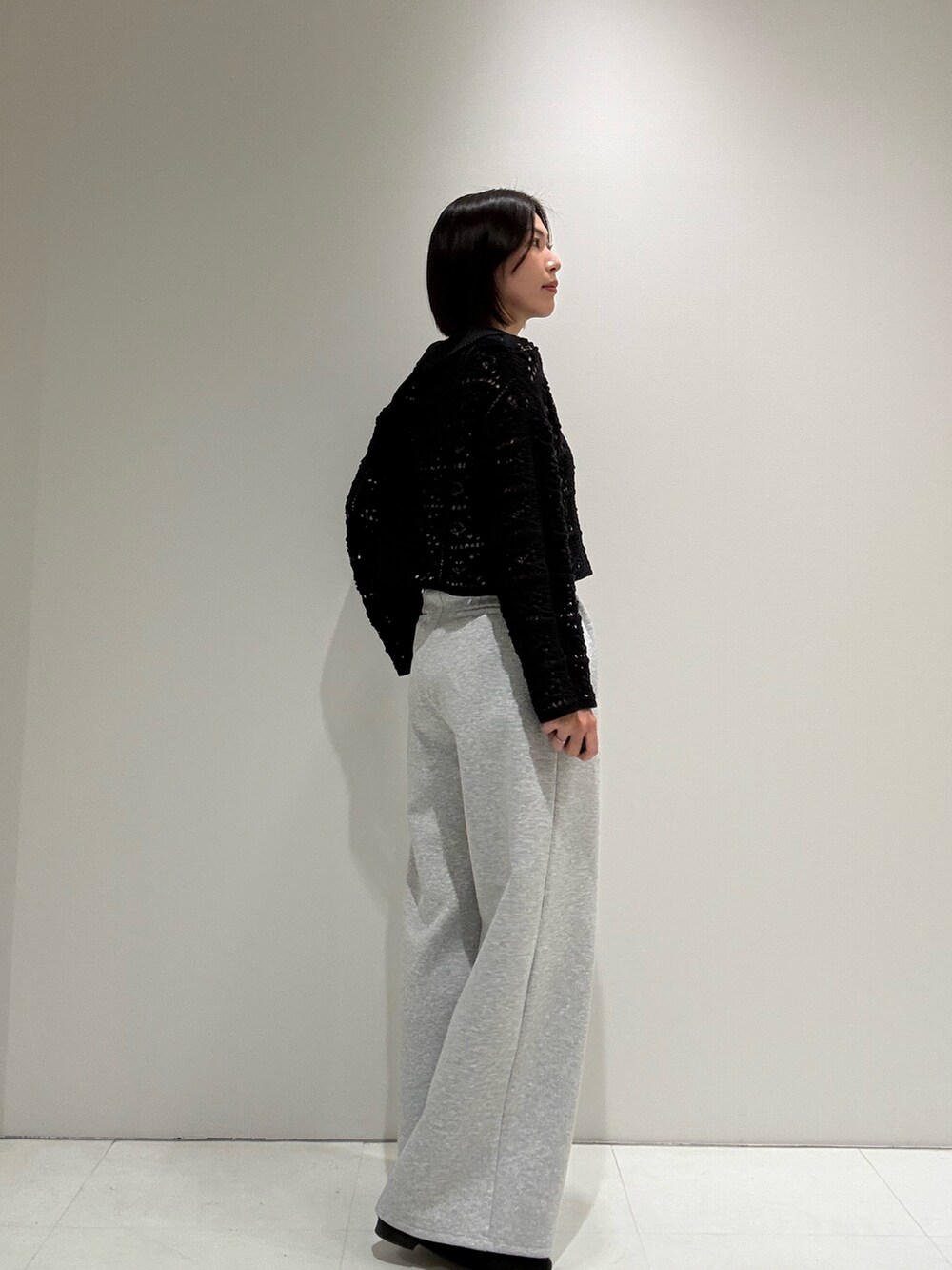 ブラック系のカーディガン/ボレロ、グレー系のその他パンツを着用したレディースの春コーディネートの2枚目の写真