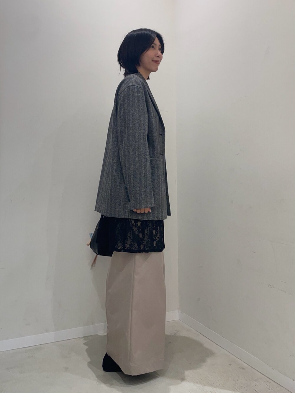 ブラック系のキャミソール、ベージュ系のその他パンツ、ブラック系のその他アウターを着用したレディースの秋コーディネートの2枚目の写真