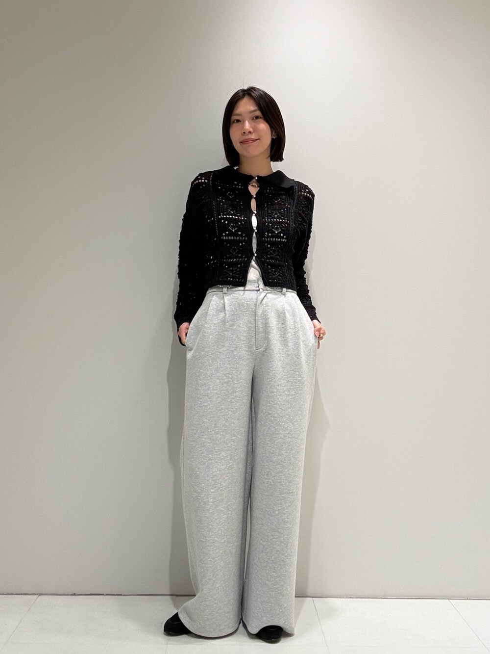 ブラック系のカーディガン/ボレロ、グレー系のその他パンツを着用したレディースの春コーディネートの3枚目の写真