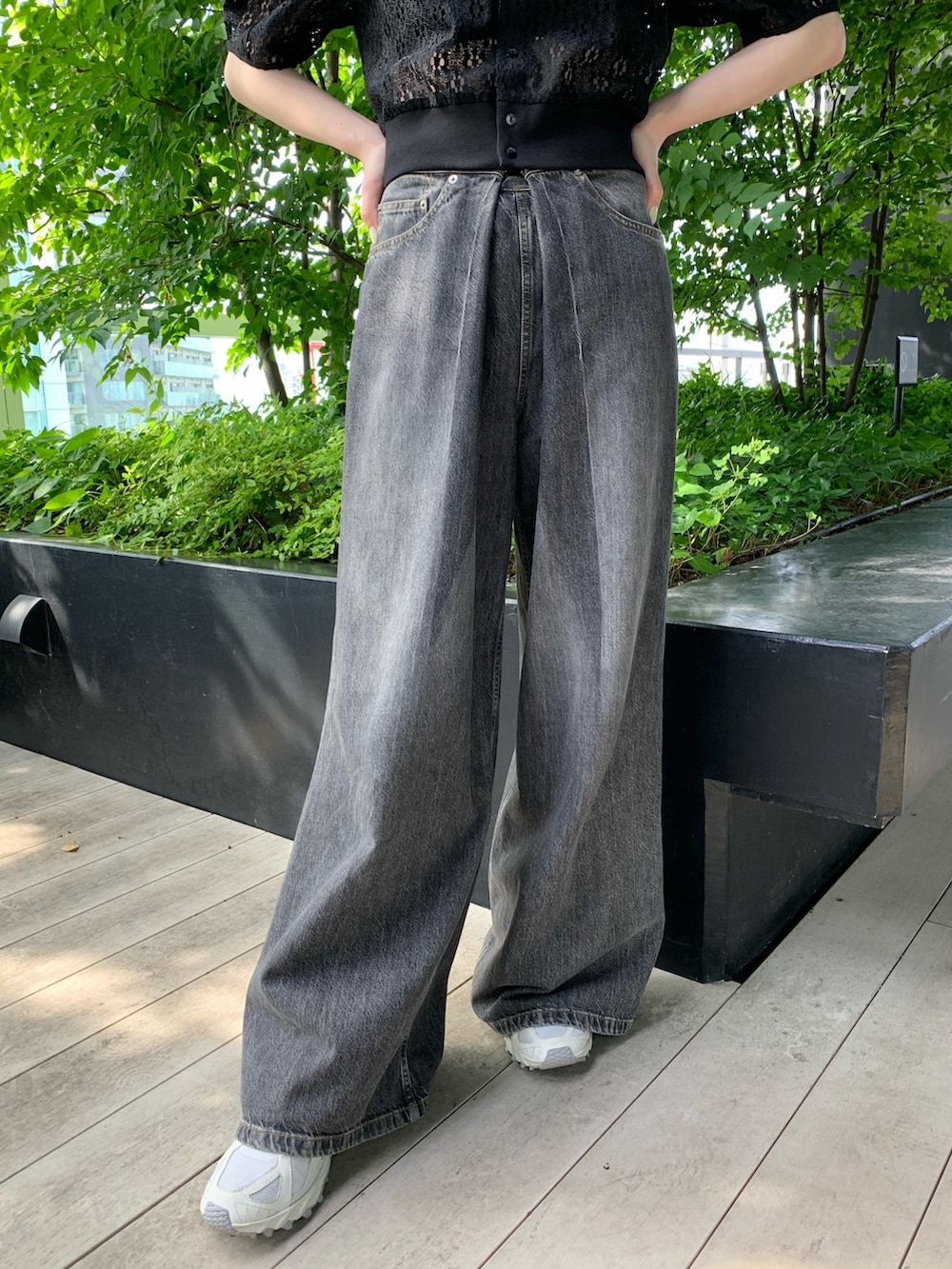ブラック系のデニムパンツ、ブラック系のカーディガン/ボレロを着用したレディースの夏コーディネートの3枚目の写真
