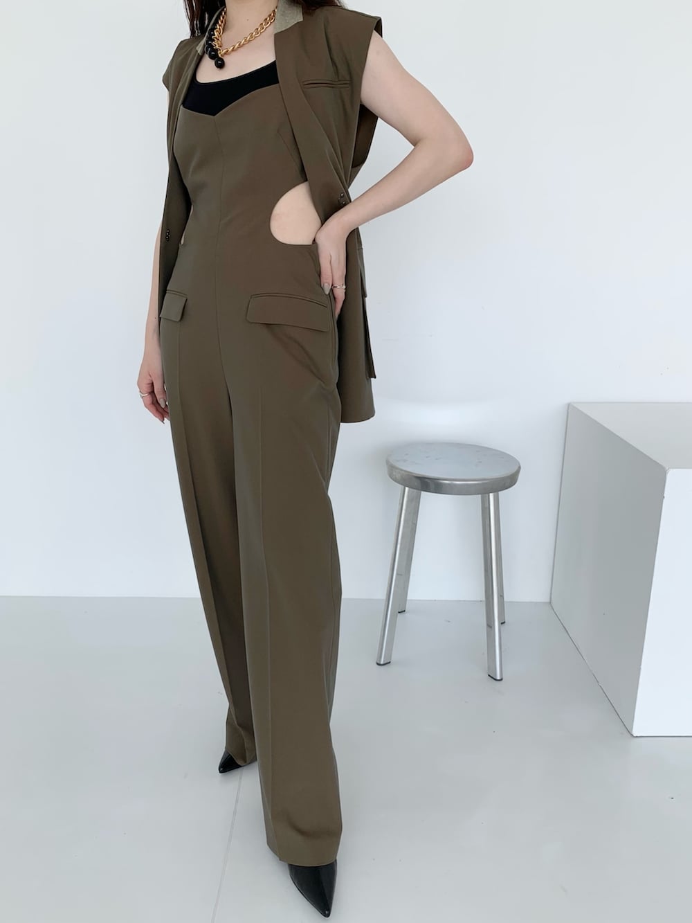 「秋服準備はじめました、セットアップ、カラー×コーデ、初秋コーデ、お出かけコーデ、パンツコーデ、秋、カーキ、ジレ、ゴールドアクセ、チェーンネックレス、ジャンプスーツ、肌見せ、オールインワン」｜「STUDIOUSの【STUDIOUS/ステュディオス】ウエストカットアウトジャンプスーツ（つなぎ/オールインワン、グリーン系）」を使った、坂田 円香 Sakata Madokaさん（レディース・163cm）の夏コーディネートの4枚目の写真