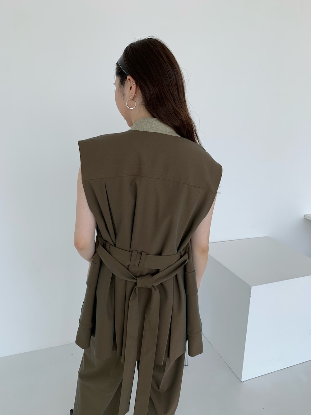 「秋服準備はじめました、セットアップ、カラー×コーデ、初秋コーデ、お出かけコーデ、パンツコーデ、秋、カーキ、ジレ、ゴールドアクセ、チェーンネックレス、ジャンプスーツ、肌見せ、オールインワン」｜「STUDIOUSの【STUDIOUS/ステュディオス】ウエストカットアウトジャンプスーツ（つなぎ/オールインワン、グリーン系）」を使った、坂田 円香 Sakata Madokaさん（レディース・163cm）の夏コーディネートの5枚目の写真