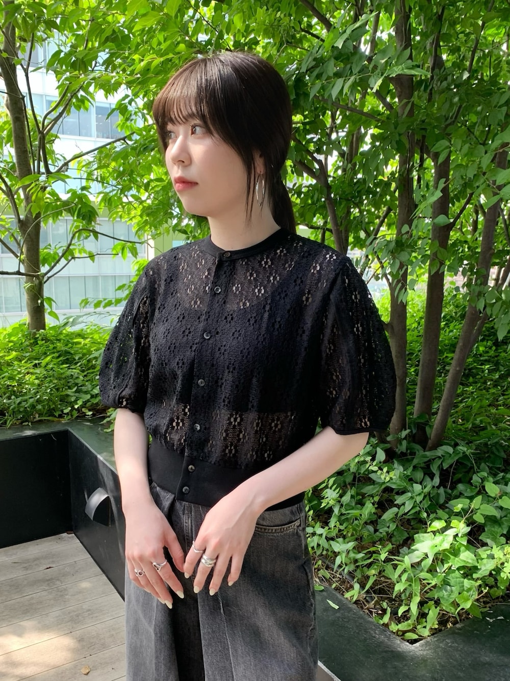 ブラック系のデニムパンツ、ブラック系のカーディガン/ボレロを着用したレディースの夏コーディネートの2枚目の写真