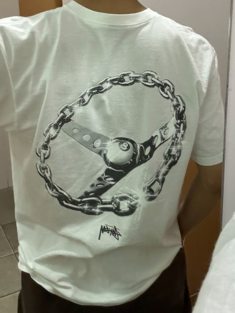 ブラウン系のデニムパンツ、ホワイト系のTシャツ/カットソー、イエロー系のスニーカーを着用したメンズの秋コーディネートの2枚目の写真