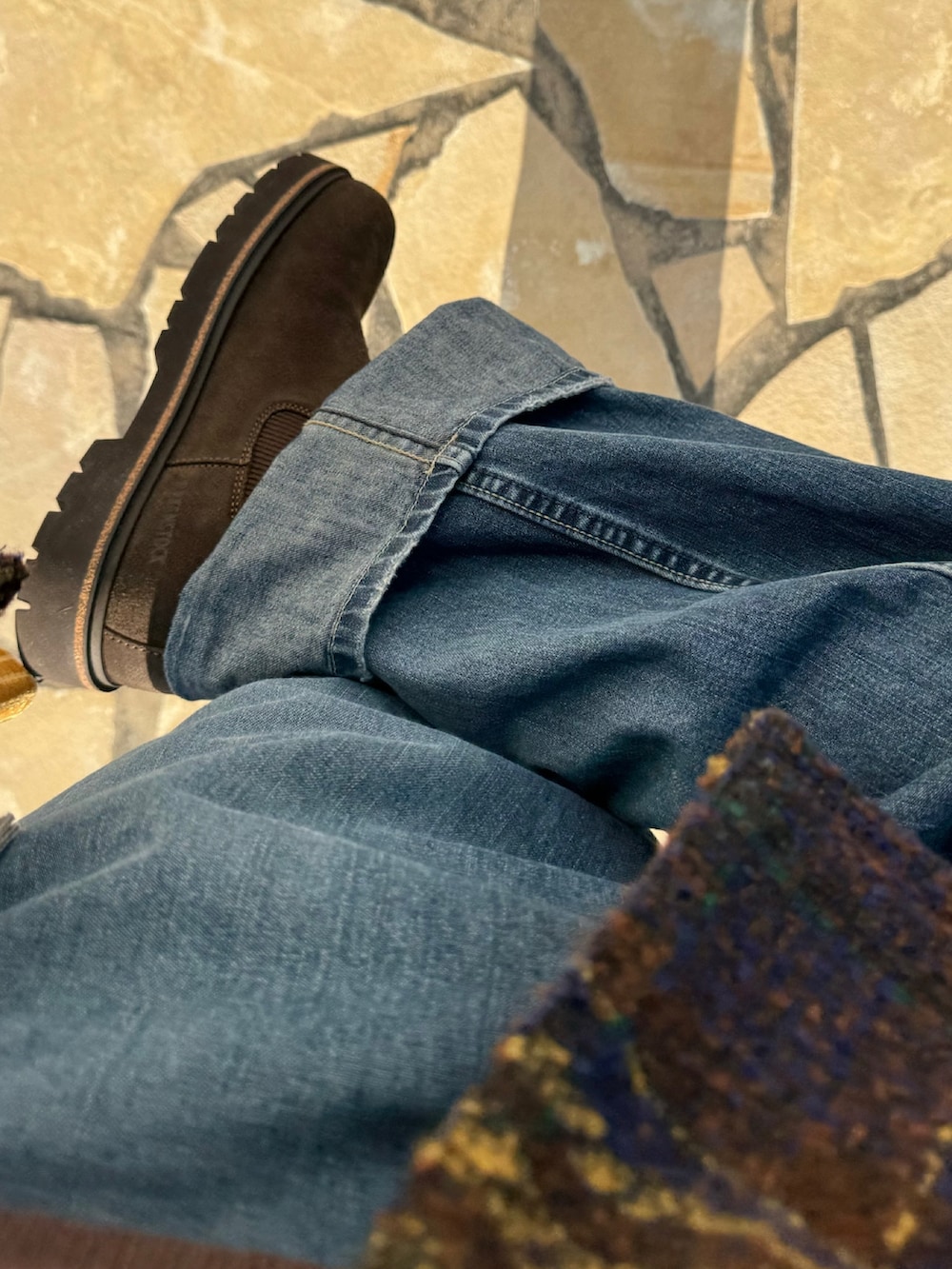 その他のデニムパンツ、ブラウン系のブーツ、ブラウン系のジャケット/アウターを着用したメンズの夏コーディネートの3枚目の写真