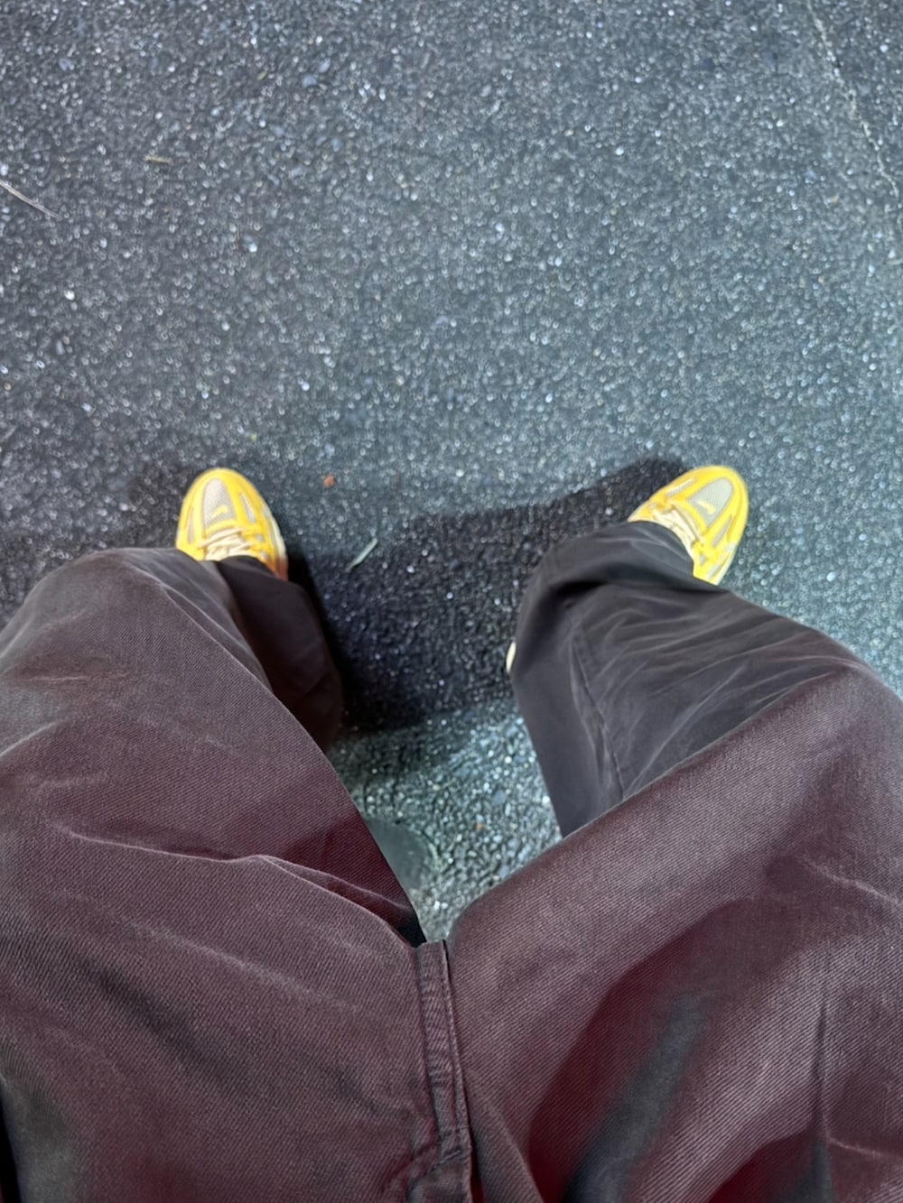 ブラウン系のデニムパンツ、ホワイト系のTシャツ/カットソー、イエロー系のスニーカーを着用したメンズの秋コーディネートの4枚目の写真