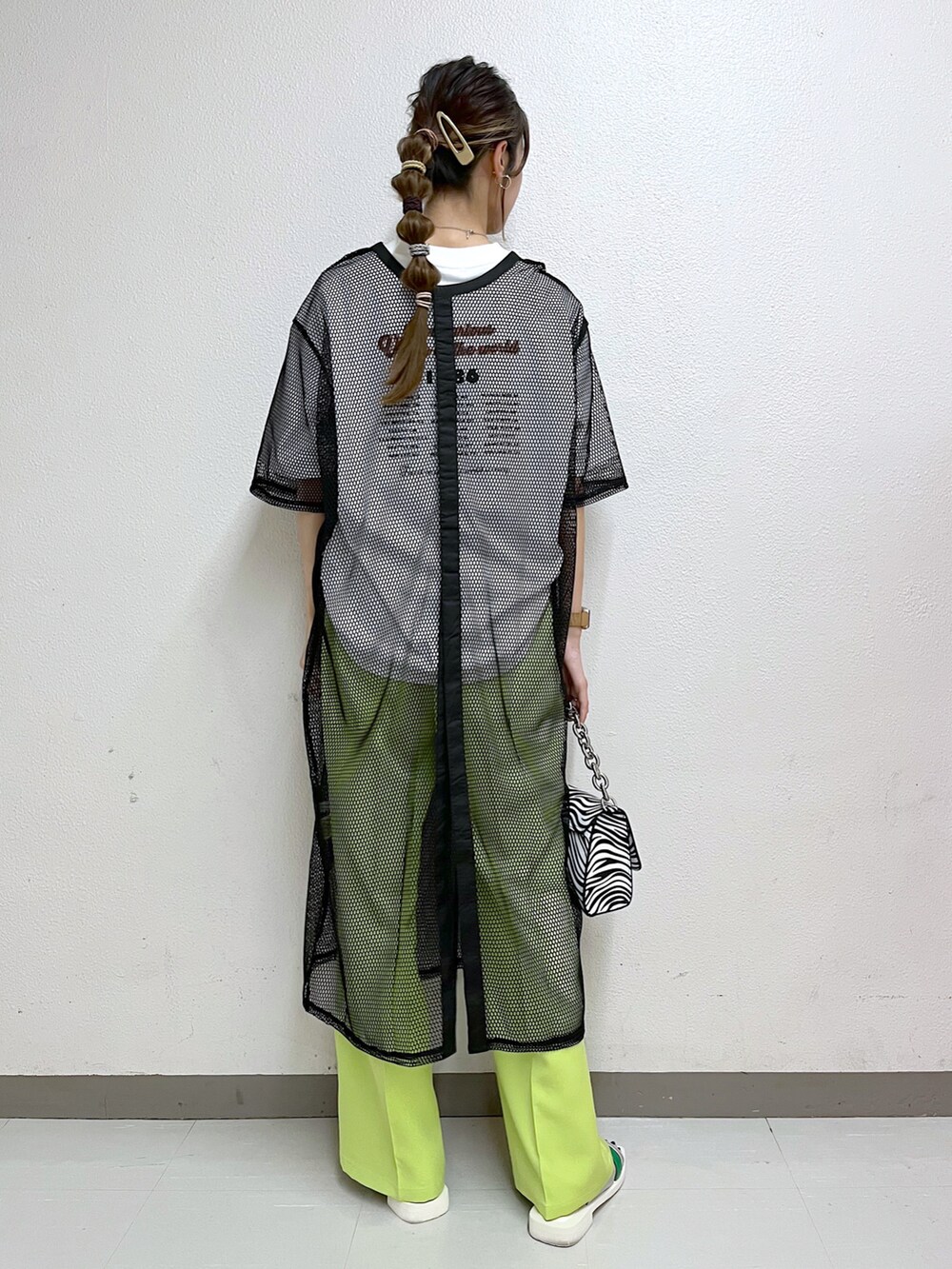 ブラック系のワンピース、ホワイト系のTシャツ/カットソー、グリーン系のスラックスを着用したレディースの夏コーディネートの4枚目の写真