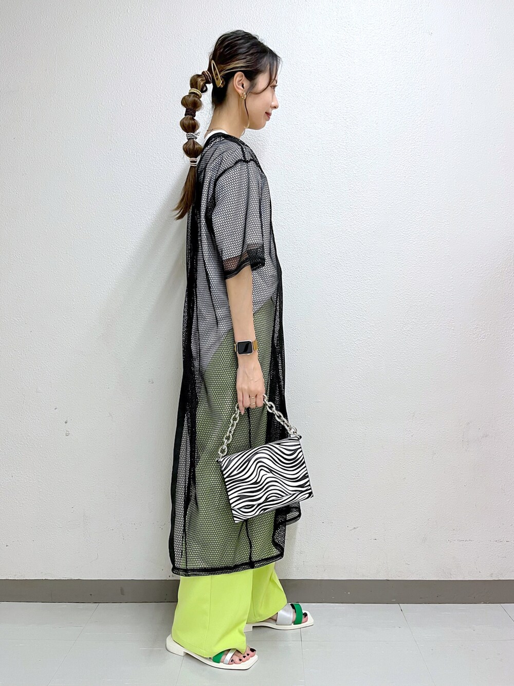 ブラック系のワンピース、ホワイト系のTシャツ/カットソー、グリーン系のスラックスを着用したレディースの夏コーディネートの3枚目の写真