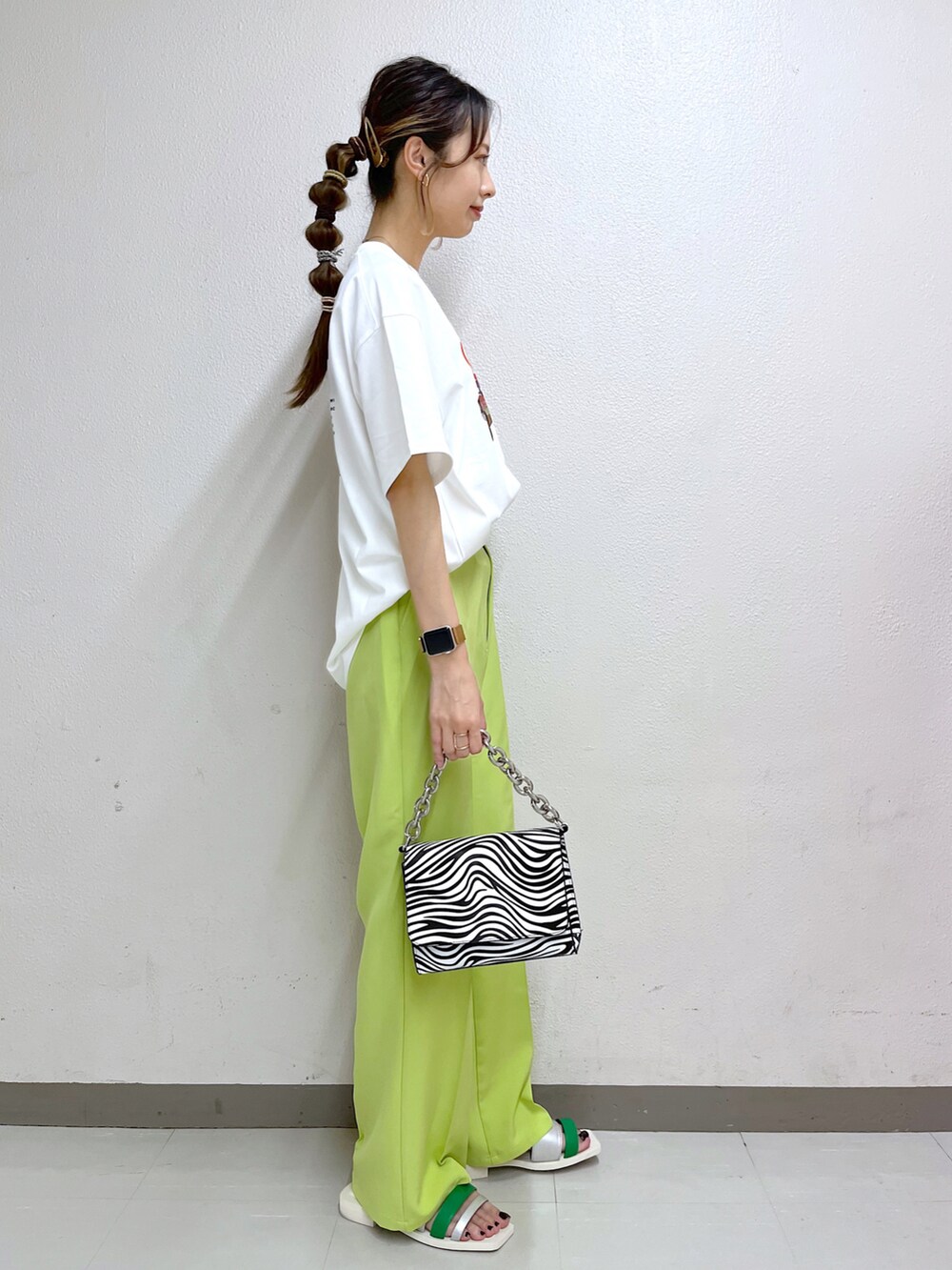 ホワイト系のTシャツ/カットソー、その他のショルダーバッグ、グリーン系のスラックスを着用したレディースの夏コーディネートの2枚目の写真