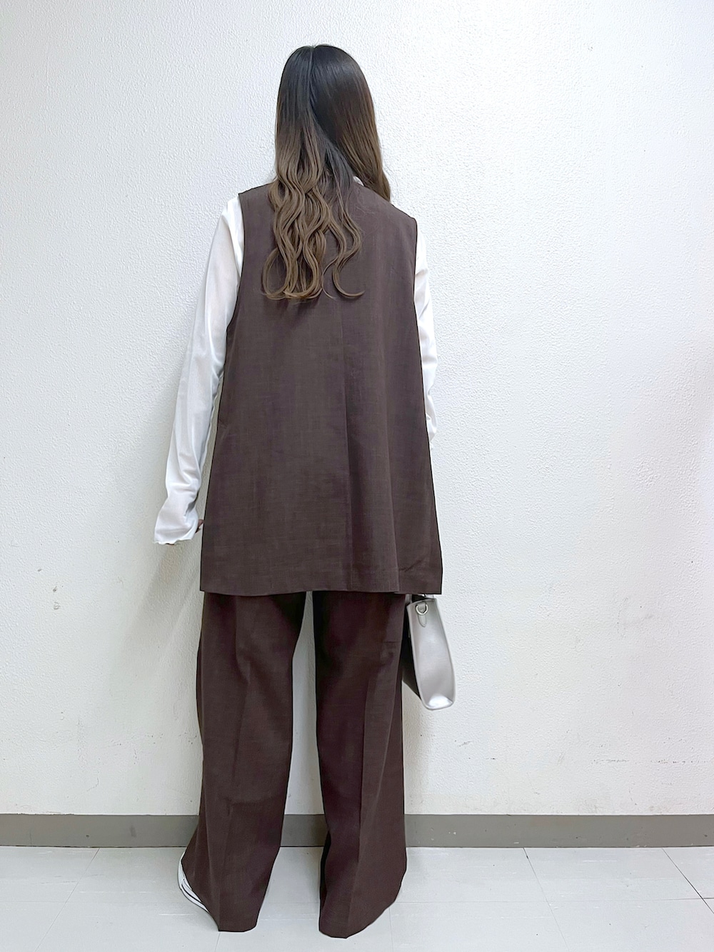 ブラウン系のその他アウター、ホワイト系のTシャツ/カットソー、ブラウン系のその他パンツを着用したレディースの夏コーディネートの3枚目の写真