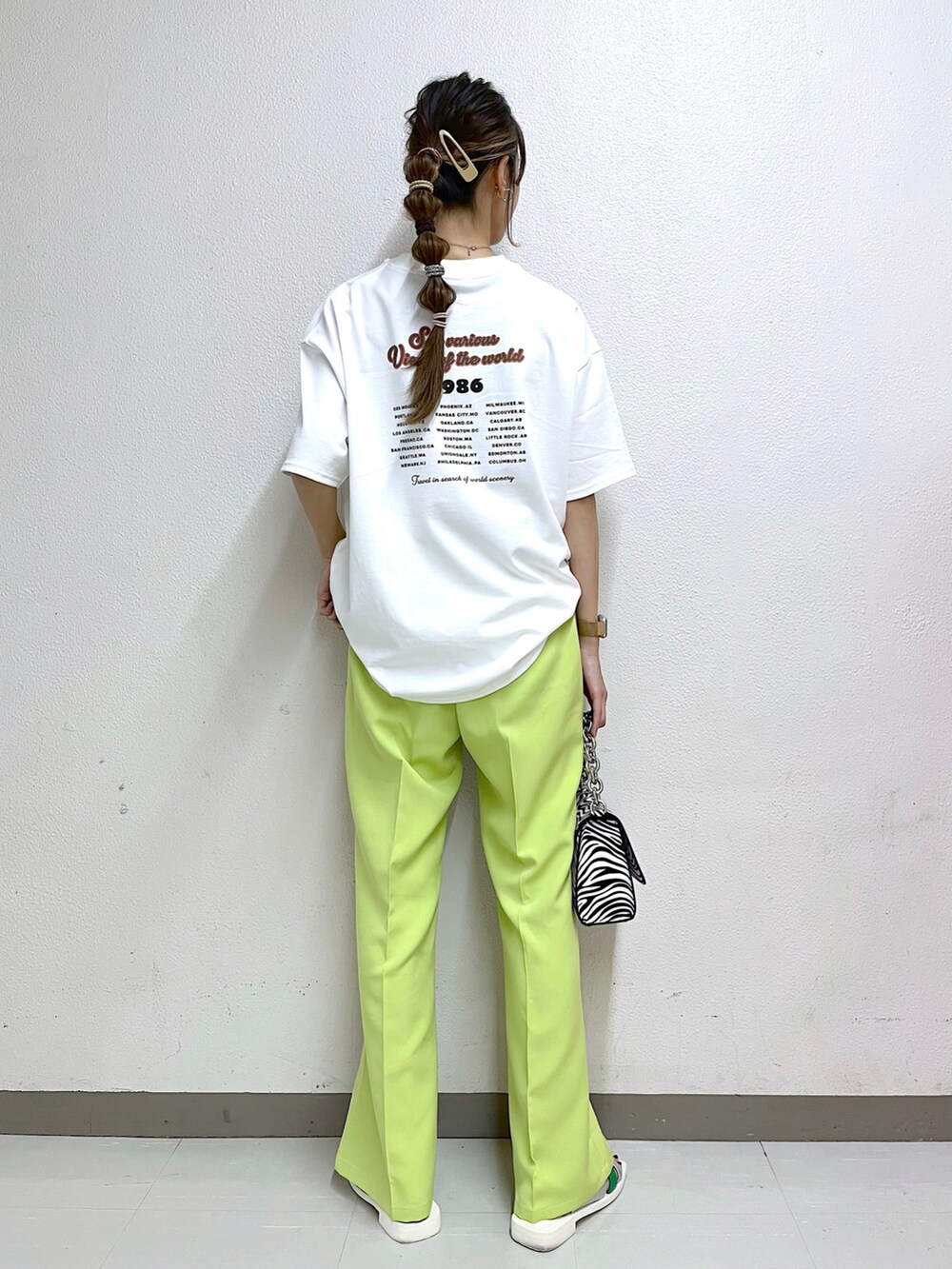 ホワイト系のTシャツ/カットソー、その他のショルダーバッグ、グリーン系のスラックスを着用したレディースの夏コーディネートの3枚目の写真