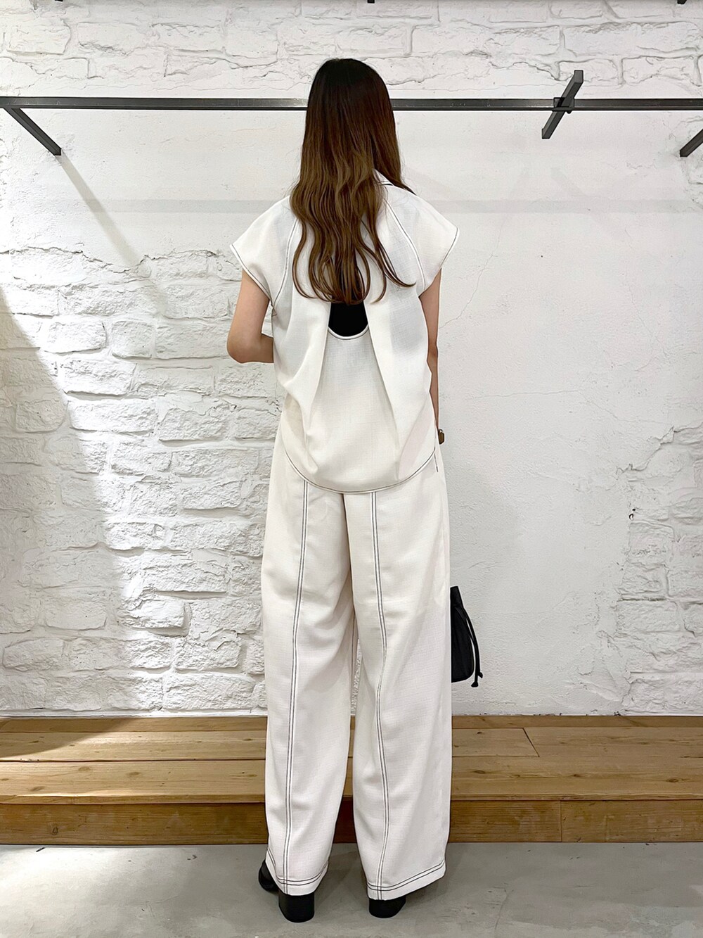 ホワイト系のシャツ/ブラウス、ホワイト系のその他パンツ、ブラック系のショルダーバッグを着用したレディースの夏コーディネートの4枚目の写真