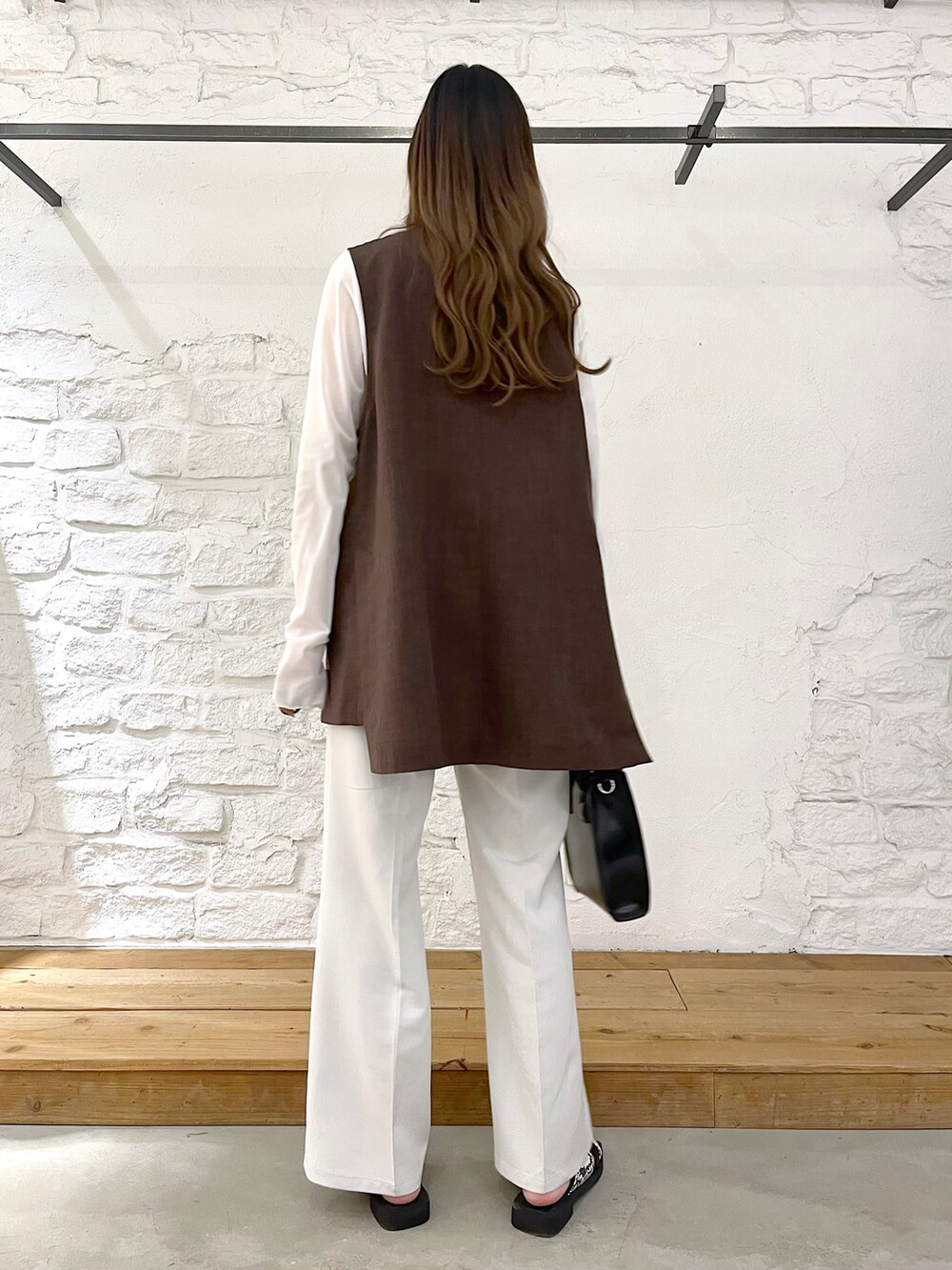 ブラウン系のその他アウター、ホワイト系のTシャツ/カットソー、ブラック系のショルダーバッグを着用したレディースの夏コーディネートの4枚目の写真
