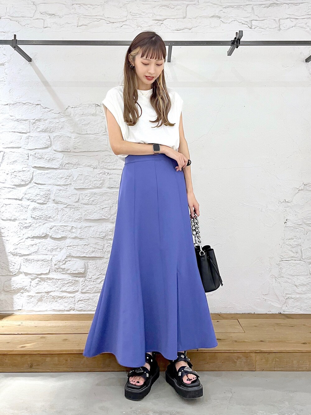 ホワイト系のTシャツ/カットソー、ブルー系のスカート、ブラック系のショルダーバッグを着用したレディースの夏コーディネートの2枚目の写真