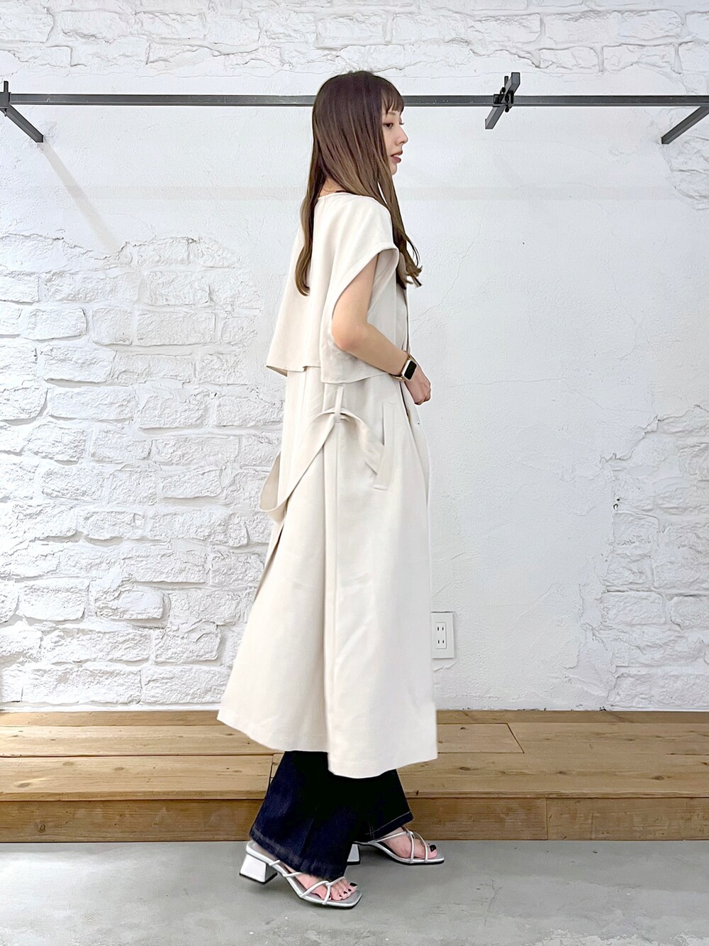 ベージュ系のその他アウター、ブルー系のデニムパンツ、シルバー系のショルダーバッグを着用したレディースの夏コーディネートの3枚目の写真