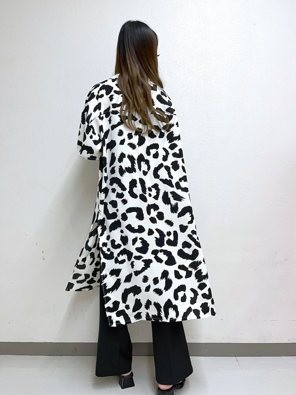 ホワイト系のシャツ/ブラウス、グリーン系のタンクトップ、ブラック系のスラックスを着用したレディースの夏コーディネートの4枚目の写真