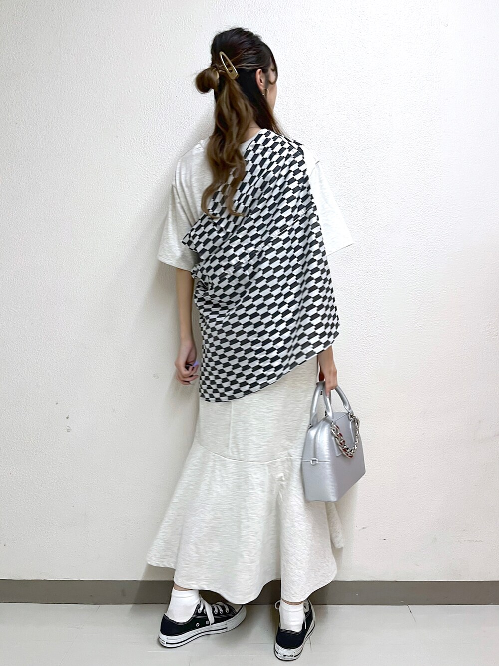 ベージュ系のワンピース、ブラック系のシャツ/ブラウス、シルバー系のショルダーバッグを着用したレディースの夏コーディネートの3枚目の写真