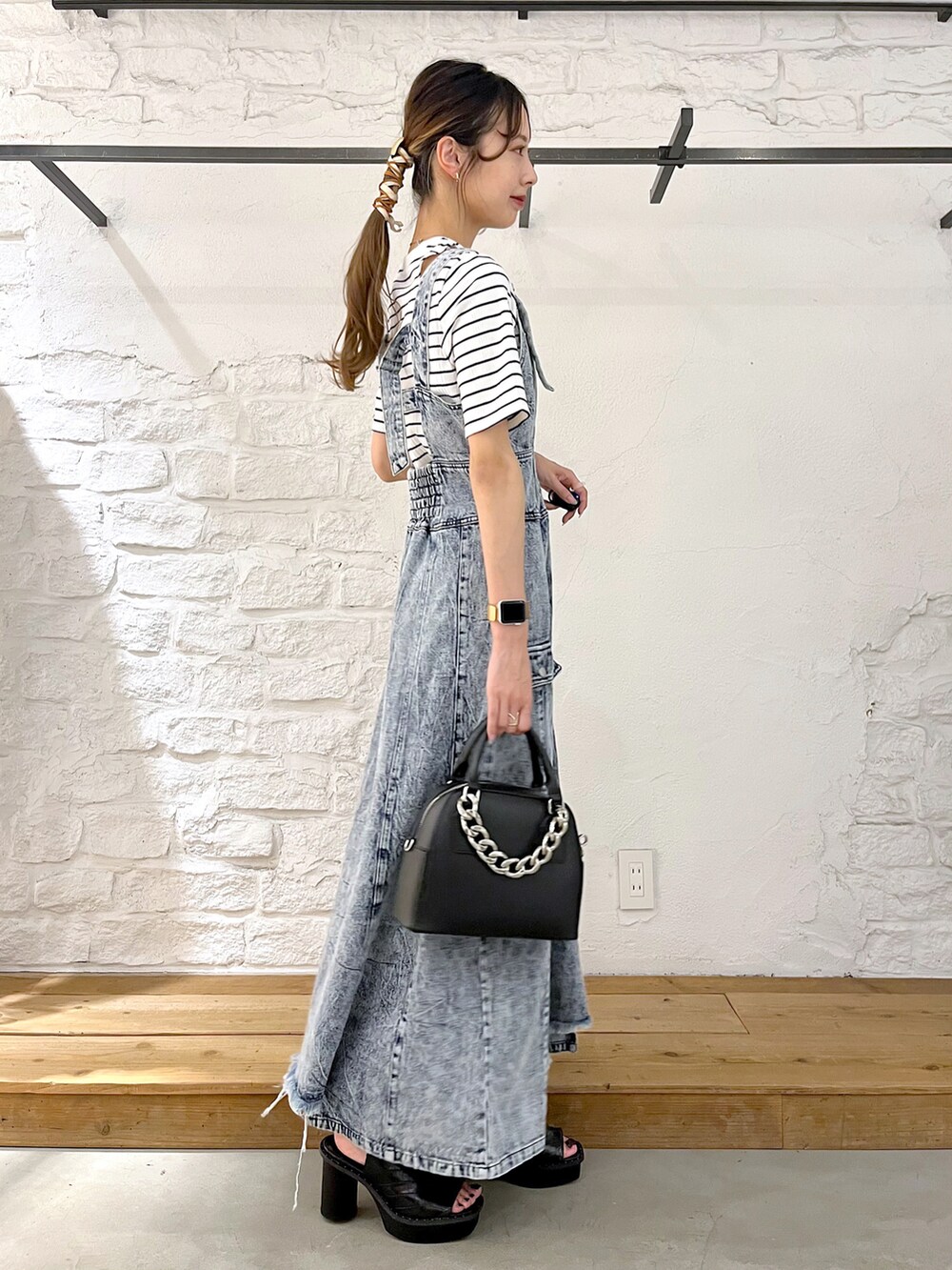 ホワイト系のTシャツ/カットソー、ブルー系のワンピース、ブラック系のショルダーバッグを着用したレディースの夏コーディネートの2枚目の写真