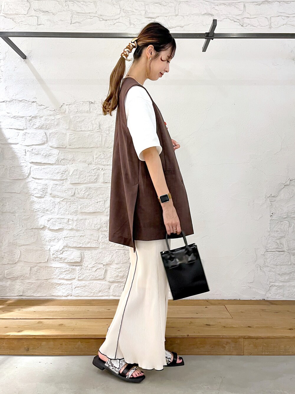 ホワイト系のTシャツ/カットソー、ブラウン系のその他アウター、ホワイト系のスカートを着用したレディースの夏コーディネートの3枚目の写真