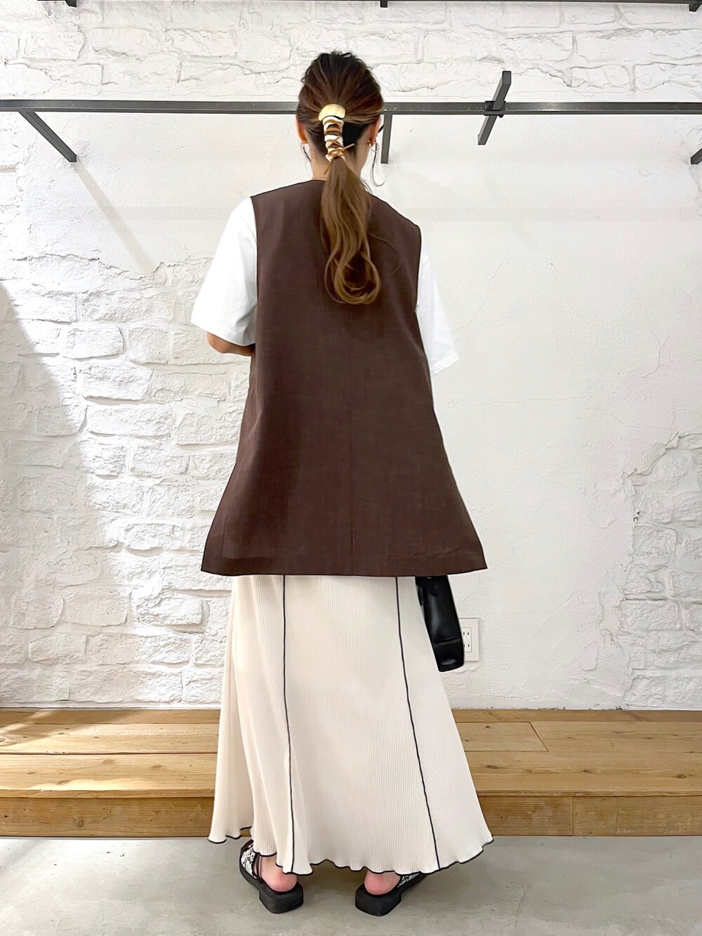 ホワイト系のTシャツ/カットソー、ブラウン系のその他アウター、ホワイト系のスカートを着用したレディースの夏コーディネートの4枚目の写真