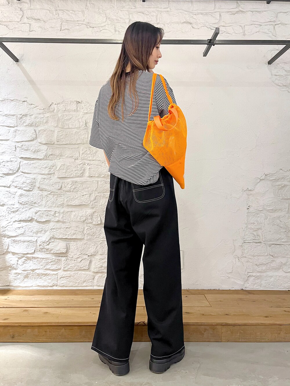 ブラック系のTシャツ/カットソー、ブラック系のその他パンツ、ブラック系のサンダルを着用したレディースの夏コーディネートの3枚目の写真