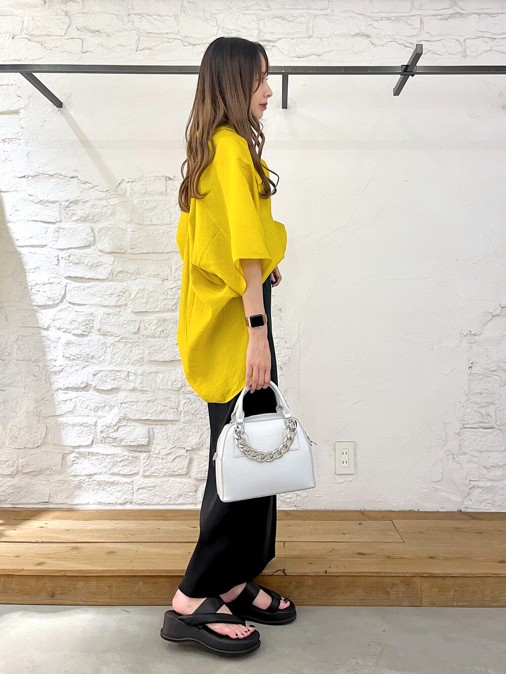 イエロー系のシャツ/ブラウス、ブラック系のタンクトップ、ブラック系のスカートを着用したレディースの夏コーディネートの2枚目の写真