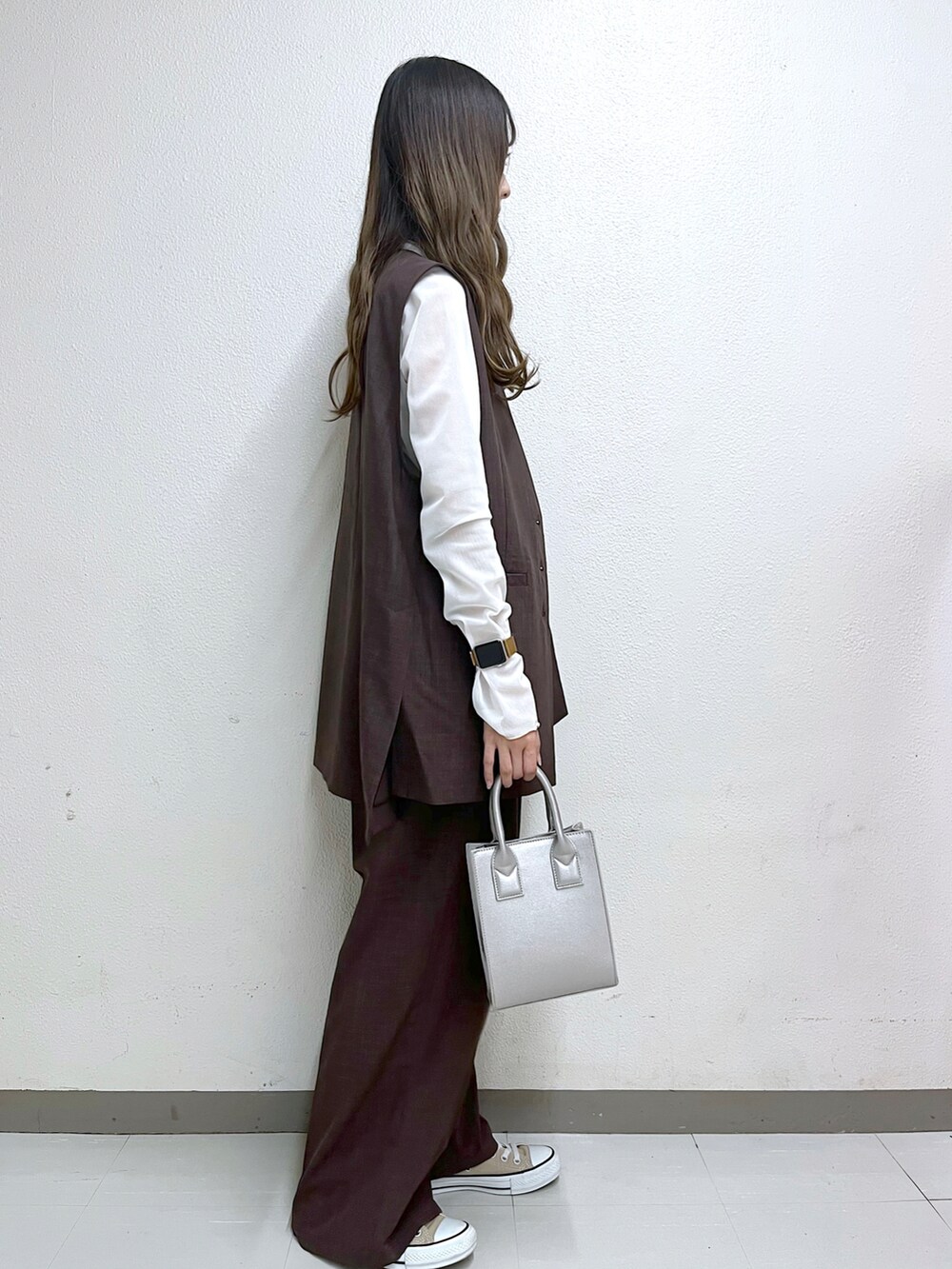 ブラウン系のその他アウター、ホワイト系のTシャツ/カットソー、ブラウン系のその他パンツを着用したレディースの夏コーディネートの2枚目の写真