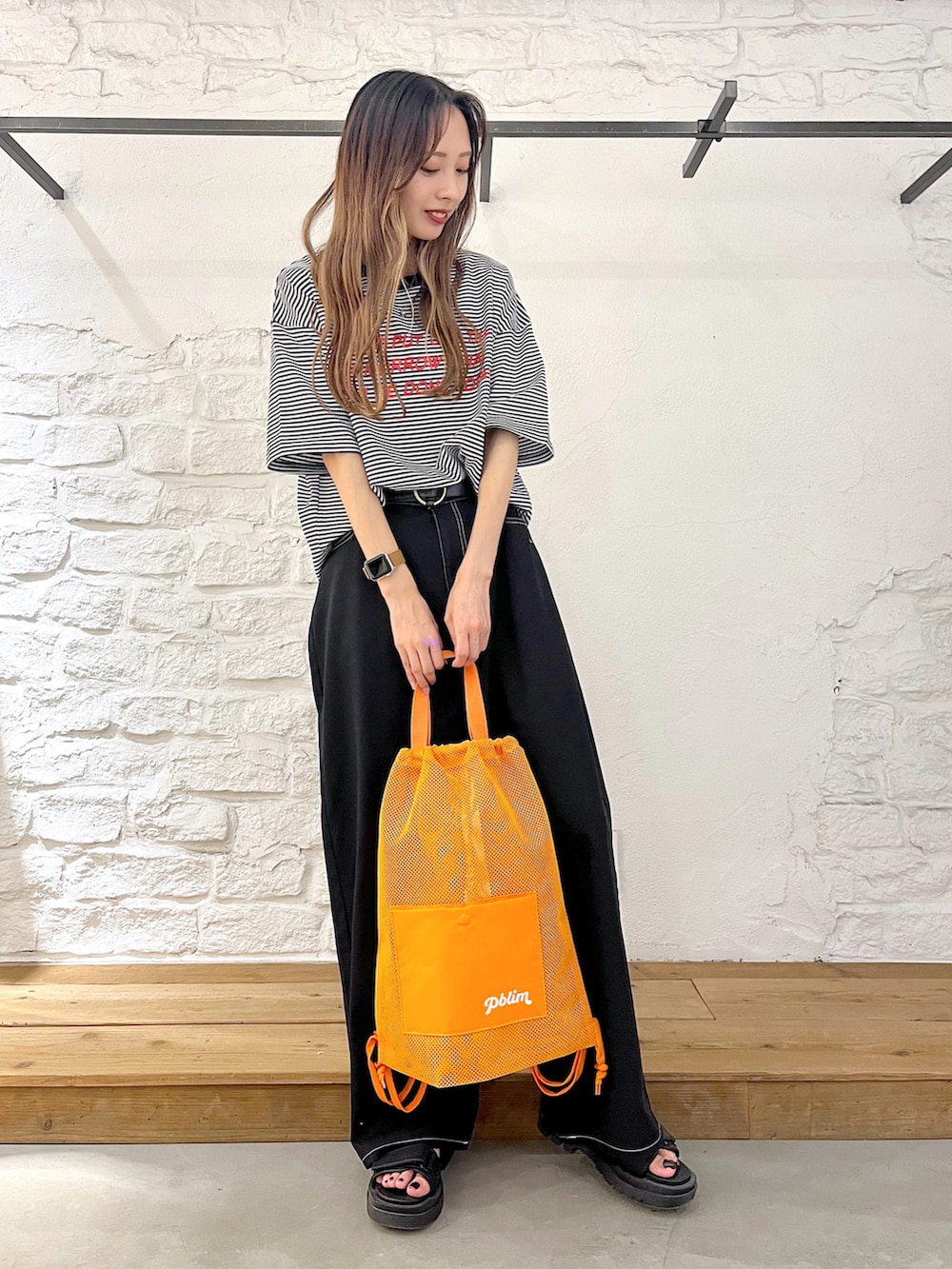 ブラック系のTシャツ/カットソー、ブラック系のその他パンツ、ブラック系のサンダルを着用したレディースの夏コーディネートの2枚目の写真