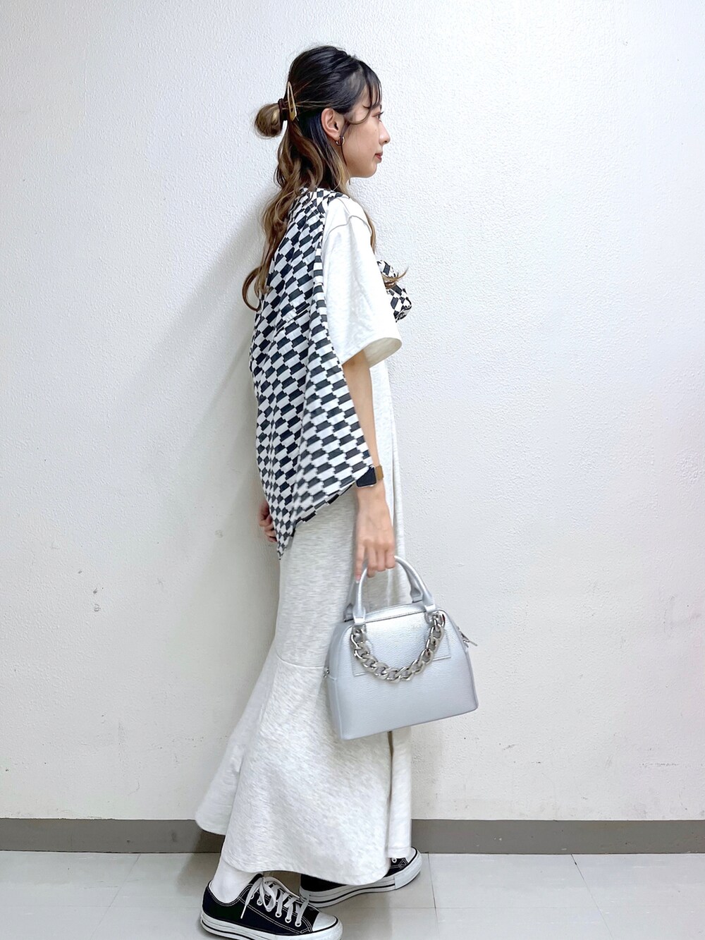 ベージュ系のワンピース、ブラック系のシャツ/ブラウス、シルバー系のショルダーバッグを着用したレディースの夏コーディネートの2枚目の写真