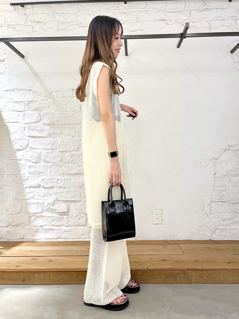 ホワイト系のカーディガン/ボレロ、ブラック系のショルダーバッグ、ホワイト系のその他パンツを着用したレディースの夏コーディネートの3枚目の写真
