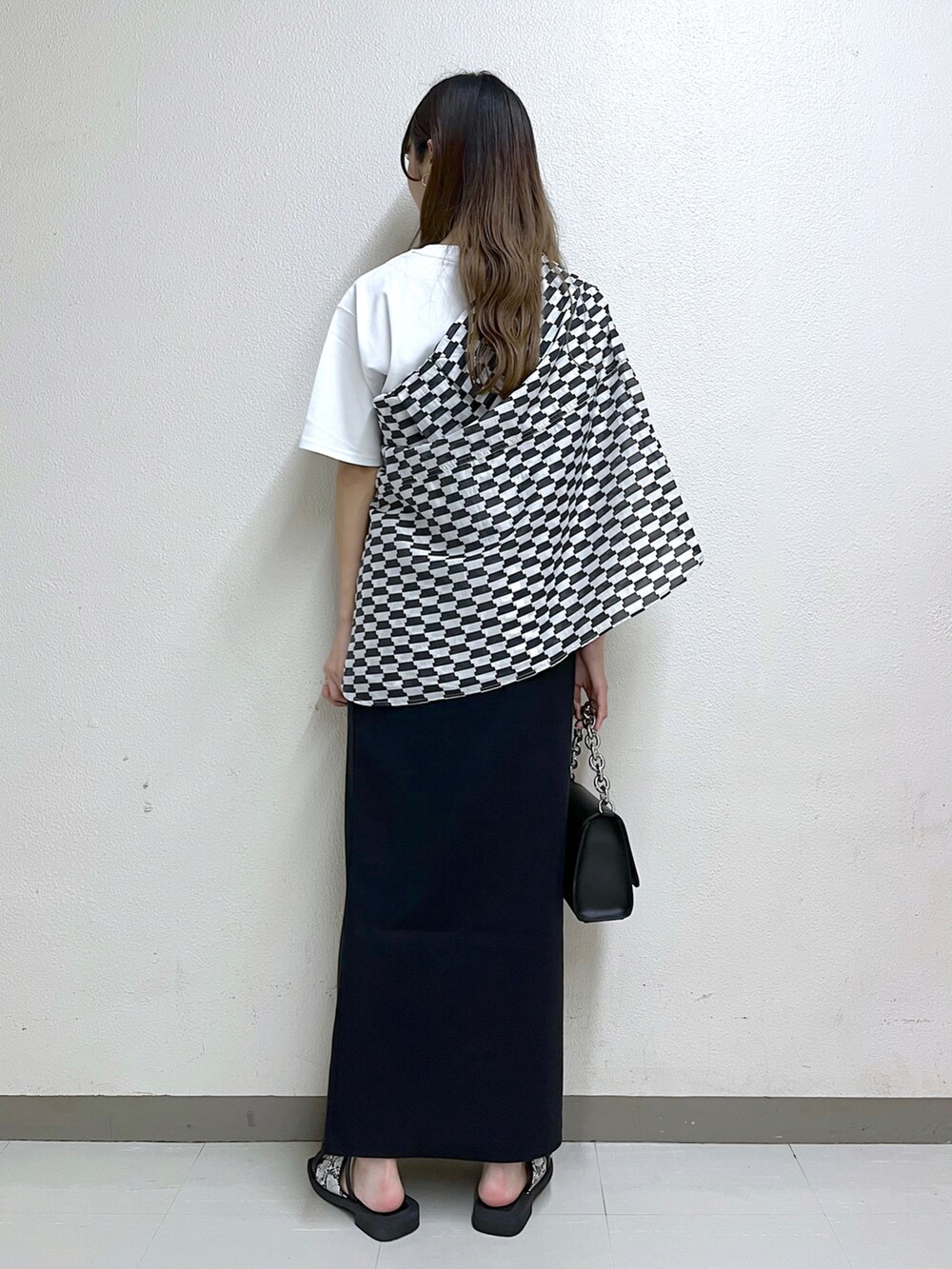 ホワイト系のTシャツ/カットソー、ブラック系のシャツ/ブラウス、ブラック系のスカートを着用したレディースの夏コーディネートの3枚目の写真