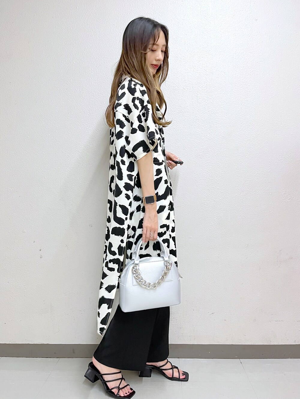 ホワイト系のシャツ/ブラウス、グリーン系のタンクトップ、ブラック系のスラックスを着用したレディースの夏コーディネートの3枚目の写真