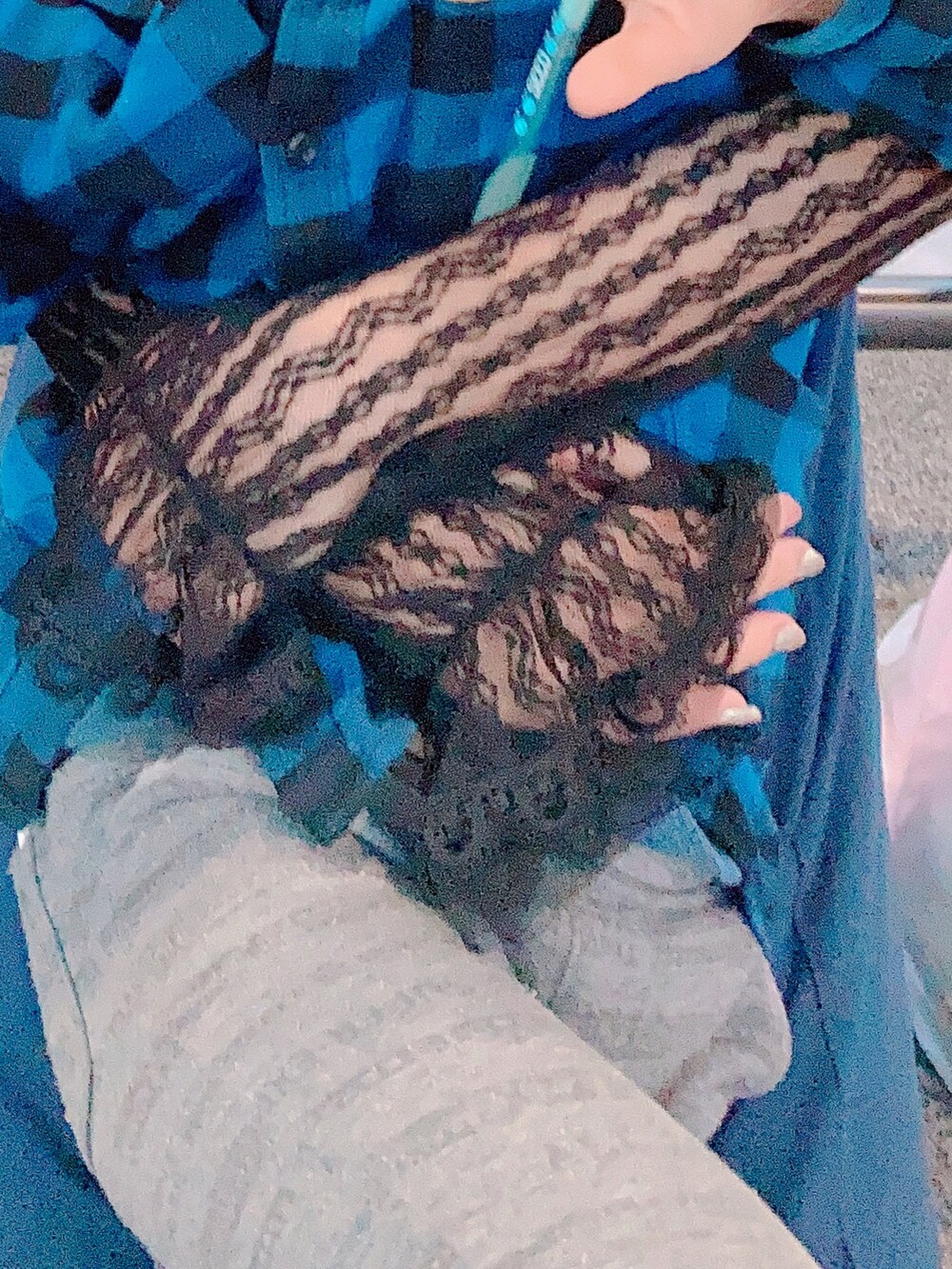 ブルー系のワンピース/ドレス、ブラック系のシャツ/ブラウス、ブラック系のブーツを着用したレディースの秋コーディネートの3枚目の写真