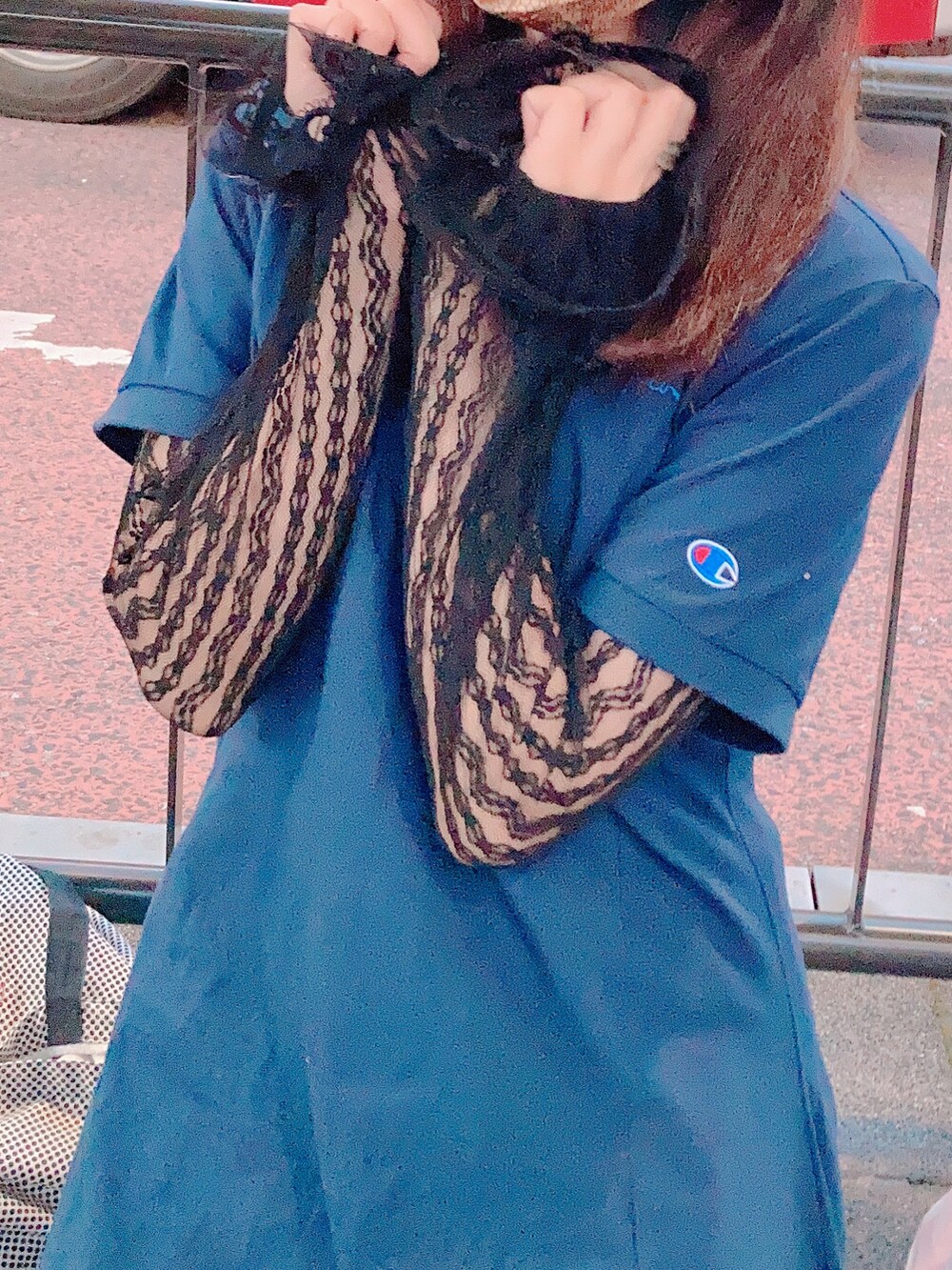 ブルー系のワンピース/ドレス、ブラック系のシャツ/ブラウス、ブラック系のブーツを着用したレディースの秋コーディネートの2枚目の写真