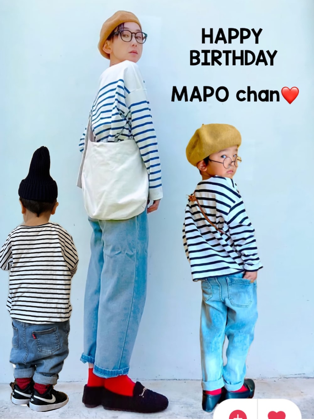 ブラック系のTシャツ/カットソー、ブルー系のデニムパンツ、ブラック系のスニーカーを着用したキッズの秋コーディネートの2枚目の写真