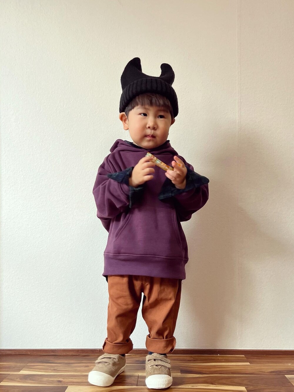 パープル系のスウェット、グリーン系のシャツ/ブラウス、イエロー系のその他パンツを着用したキッズの秋コーディネートの4枚目の写真